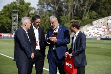 Federación de Fútbol de Chile reconoce a Claudio Bravo por su trayectoria y larga capitanía en la Selección Chilena